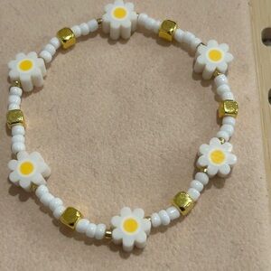 White and Yellow Daisy Beaded Bracelet